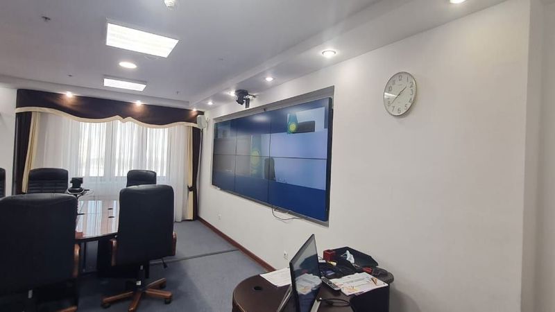 Переговорная с видеостеной 3×2 и потолочной камерой