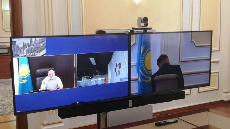Сеанс видеоконференцсвязи на двухэкранном комплексе